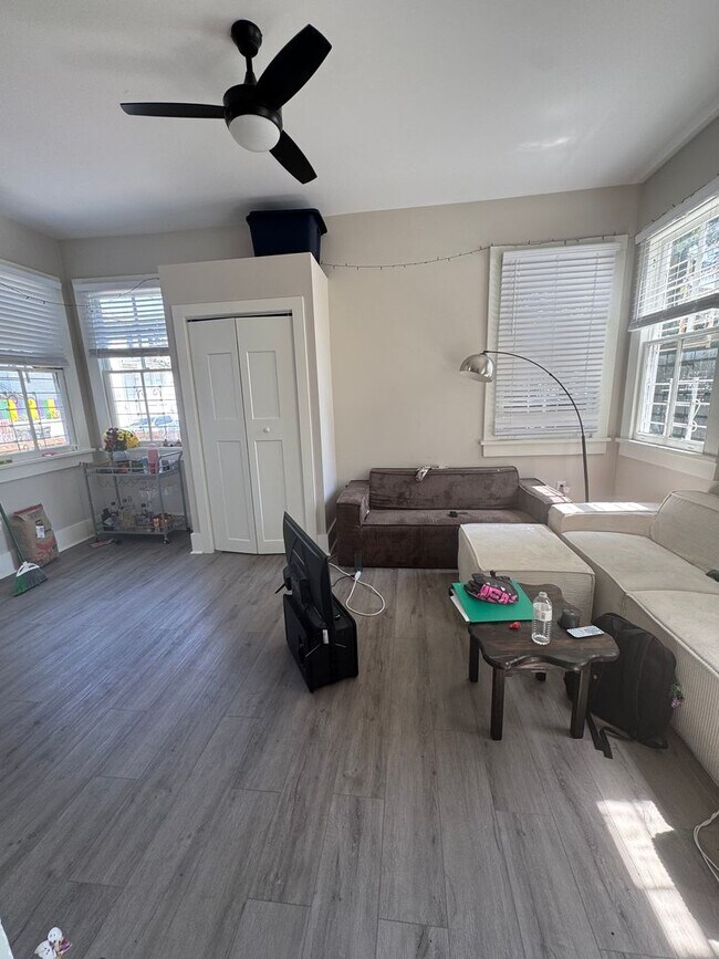 Photo - Renovated 2bed steps from Campus ! August 1 Lease Unidad 1133 Pine Lower Rear / 7212 Oak