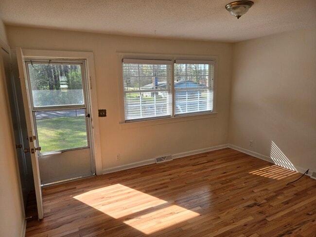 livingroom - 10025 N Oak St Unit 10025