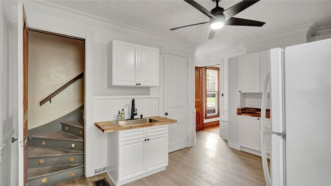 Photo - 407 Alexander St