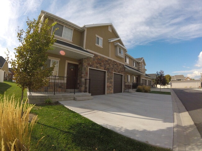 Building Photo - Beautiful Draper Town Home