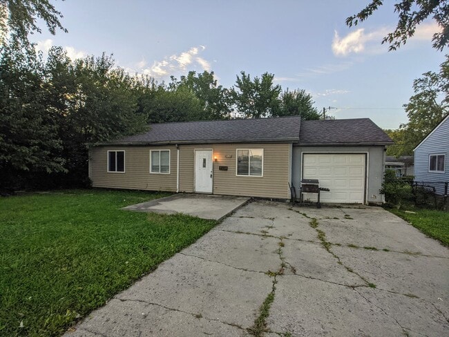 Building Photo - Spacious 3 bed 1 bath ranch style home.
