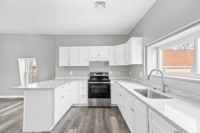 Building Photo - 712-722 Eastern Ave Unit 3