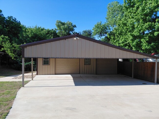 Building Photo - 4/2 Private Backyard + Huge SHOP