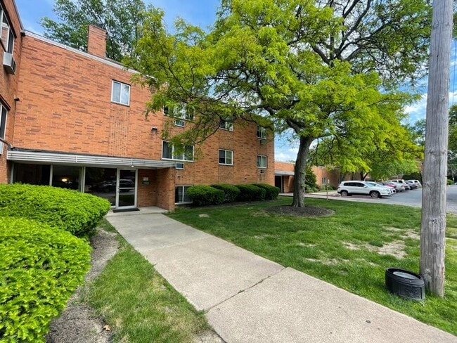 Building Photo - Shady Cove Apartments