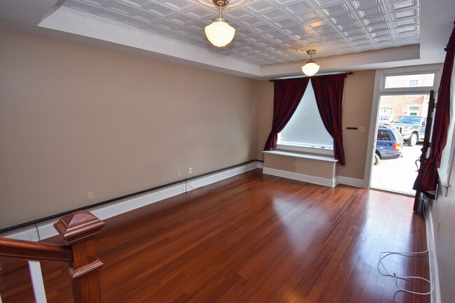 Photo - 1734 Bank St