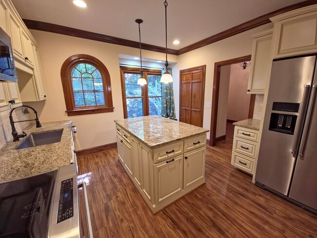 Photo - 6844 Gloucester Rd