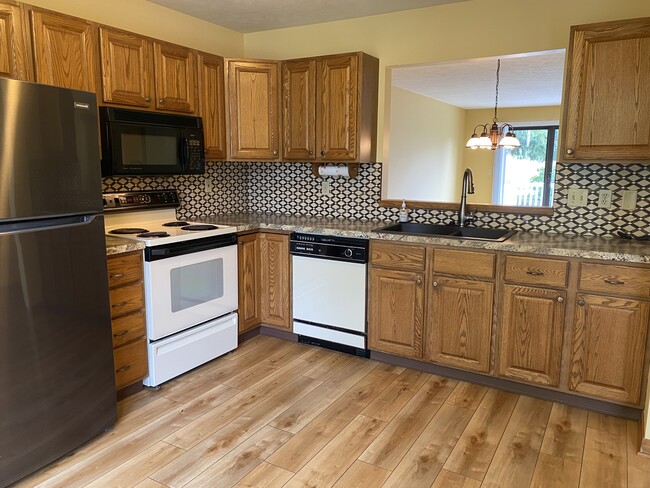 Photo - 855 Claremont Ct
