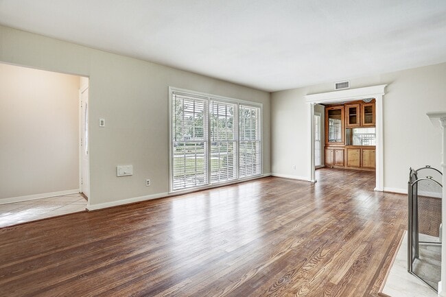 3709 Parkwood Dr