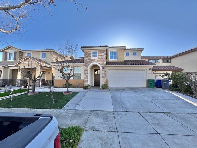 Building Photo - Beautiful 5bed 3 1/2 bath with SOLAR! Great location!