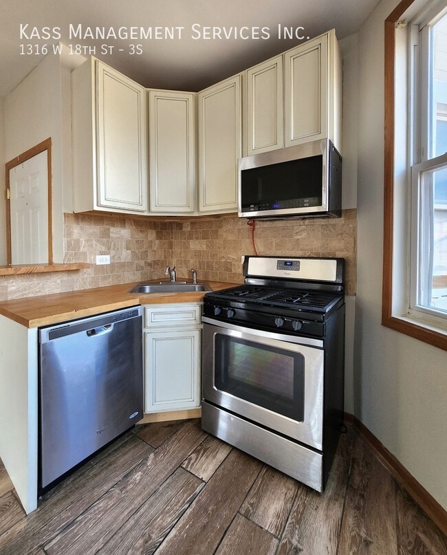 Photo - 1316 W 18th St Apartment Unit 3S