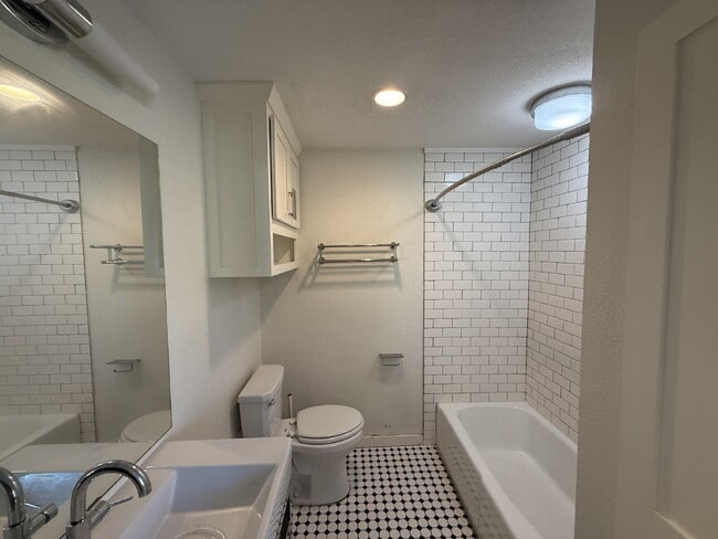 Photo - "Charming 1-Bedroom Retreat with Granite C... Unidad #2