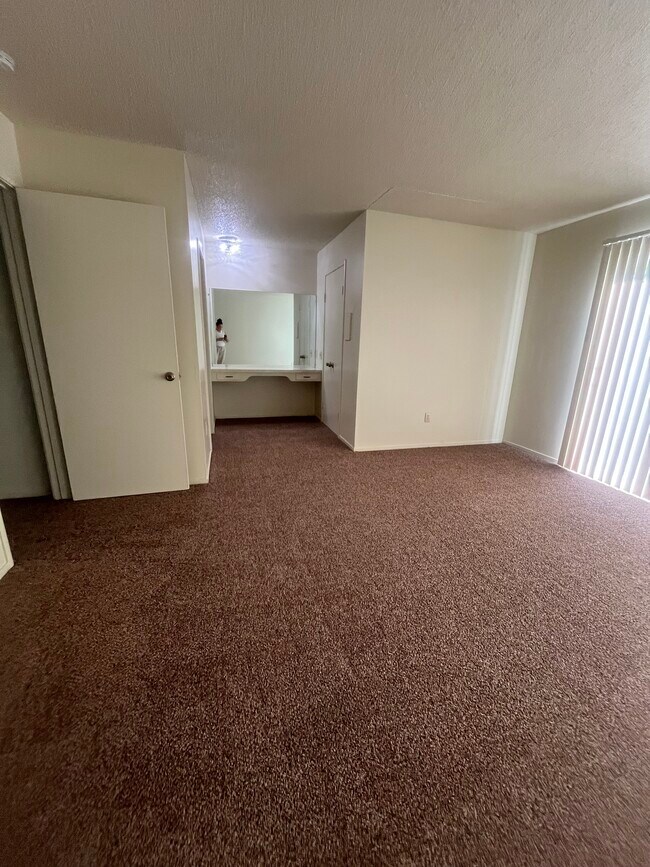 Tocador/Armario - 5412 Holiday Dr