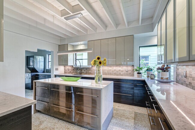 Photo - 626 N Lakeside Dr