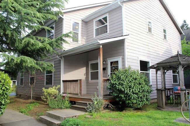 Building Photo - 812 N Dekum St
