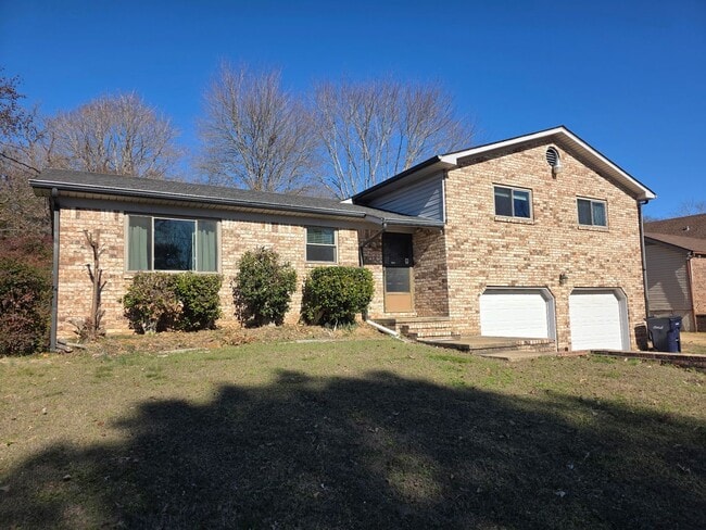 Building Photo - Large home close to Lyon