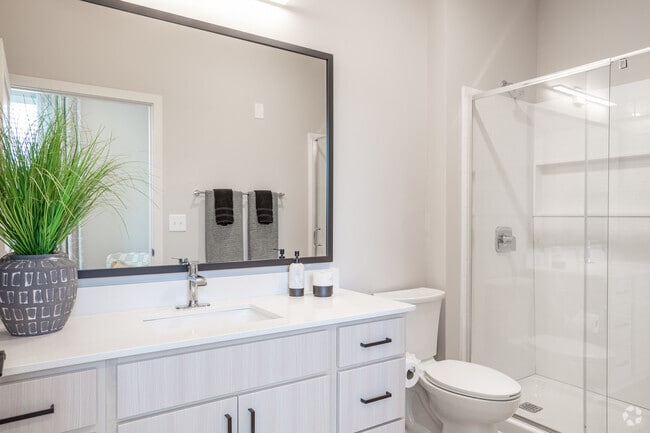 2BR, 2BA - 1065SF Duet - Master Bathroom