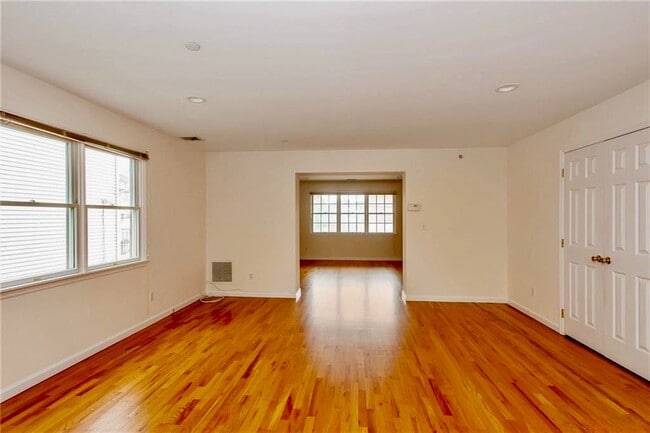 Photo - Impeccable 3 Bedroom Townhouse With Upscale Features $5500