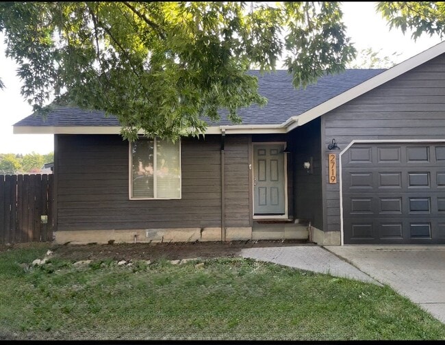 Building Photo - 3 Bed Home with Covered Patio & Fenced Yard!