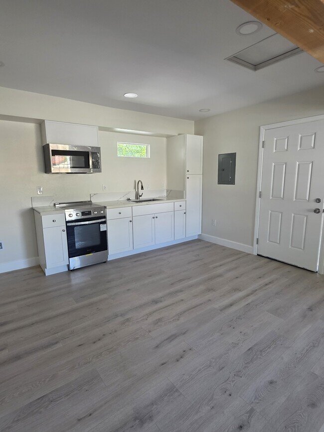 Building Photo - 1932 Silverwood Cir Unit 1932 Silverwood Circle Rental