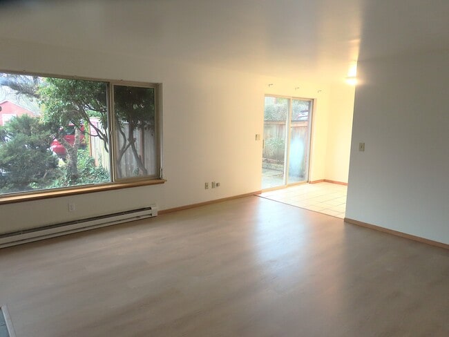 Building Photo - 5220 Sand Point Way NE Unit #1