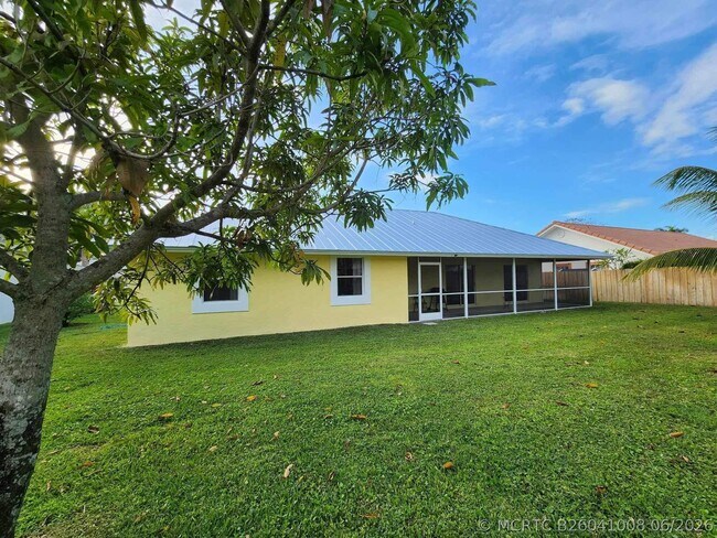 Building Photo - 1750 Primrose Ln