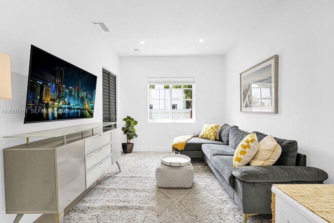 Photo - 570 NW 48th St