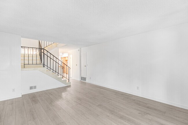 Photo - 10745 La Grange Ave Unidad 2