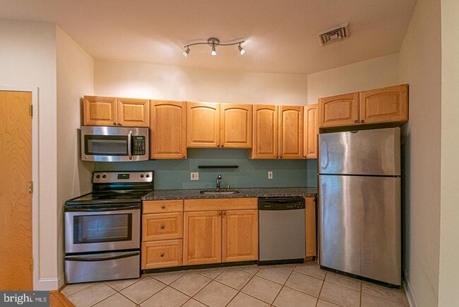 Building Photo - 415 S 19th St Unit 2F Rental
