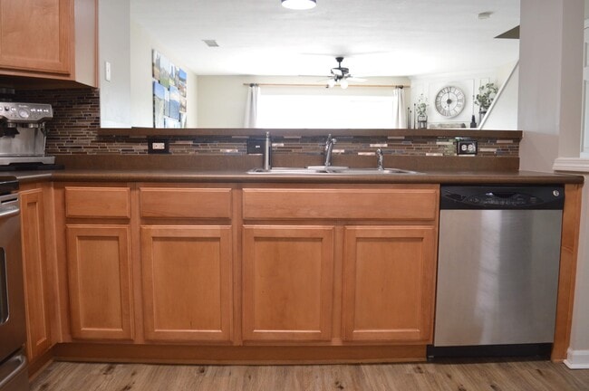 Photo - 5432 N Hickory St