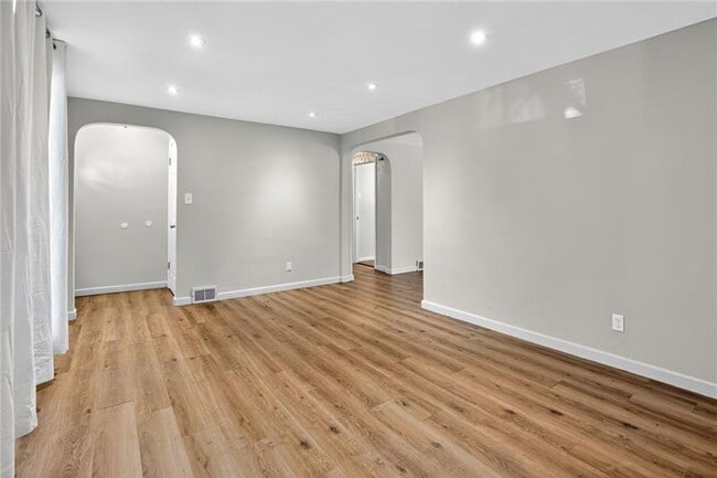 Photo - 546 Roseland Ave