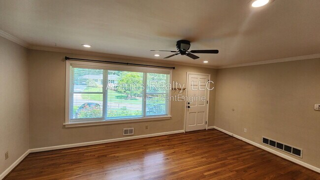 Photo - 1032 Homewood Ct