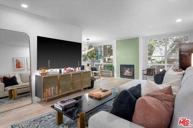 Photo - 927 Kings Rd Unidad 113 Rental