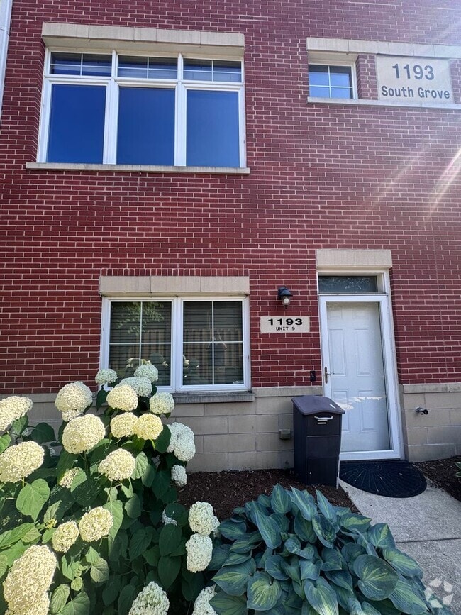 Building Photo - 2 Bed 2.5 Bath In Oak Park Available! Rental