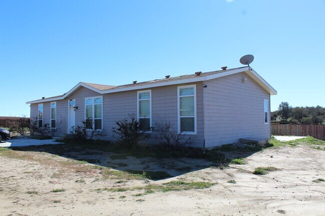 Building Photo - 3 Bed 2 Bath Home for Rent in Anza on 2 pl...