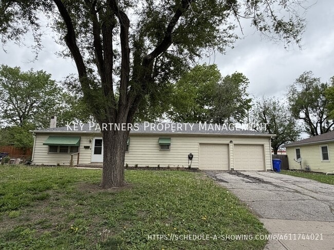 Building Photo - 821 S Edgemere Dr