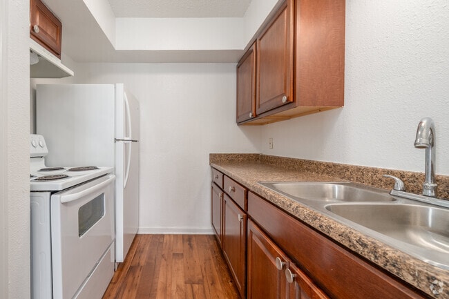 1BR, 1BA - 620SF - Kitchen