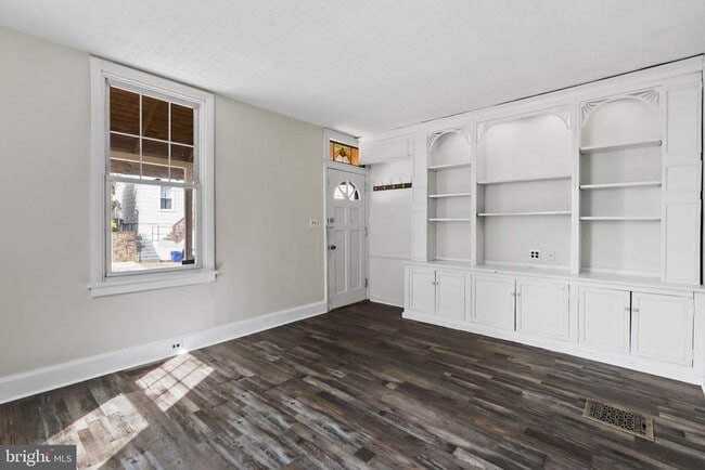 Photo - 146 Hall St