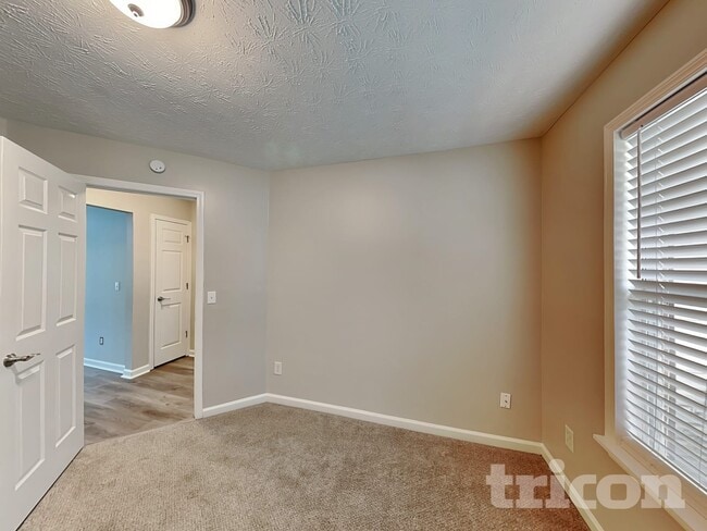 Photo - 530 Mackinaw Dr