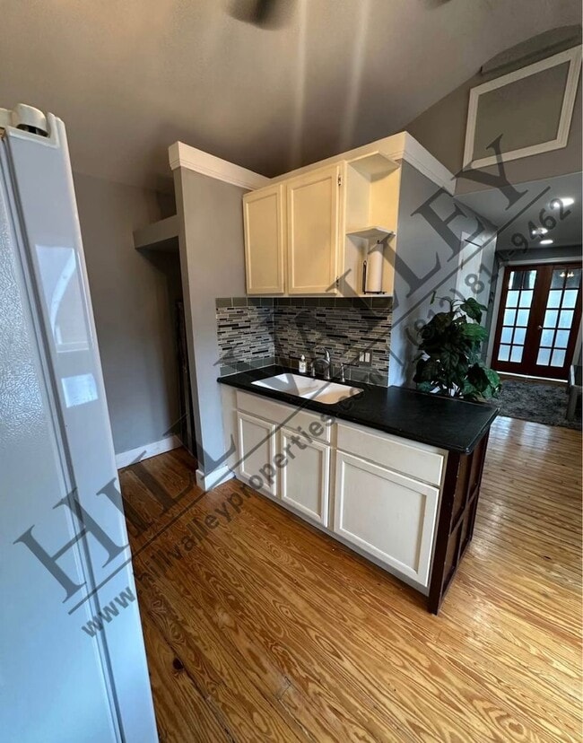 Building Photo - Two Bedroom Upper — All Utilities Paid! Rental