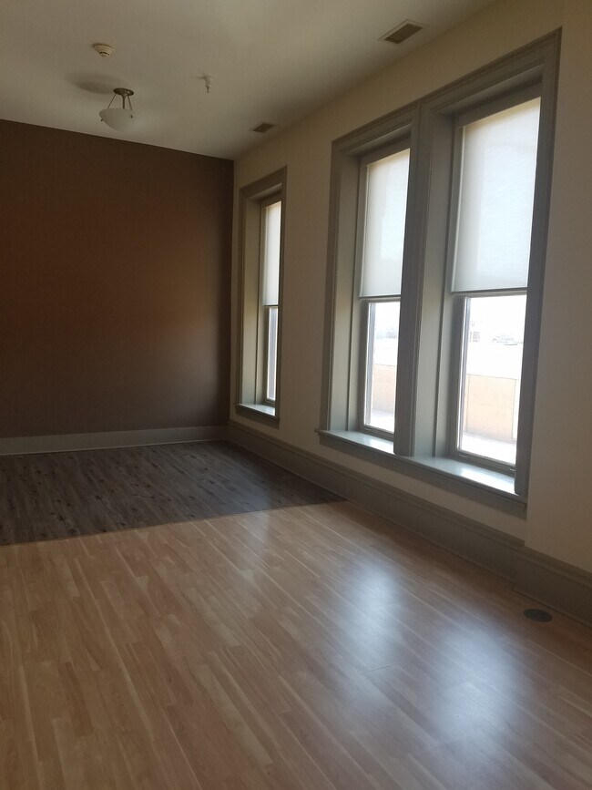 Photo - 537 W 2nd St