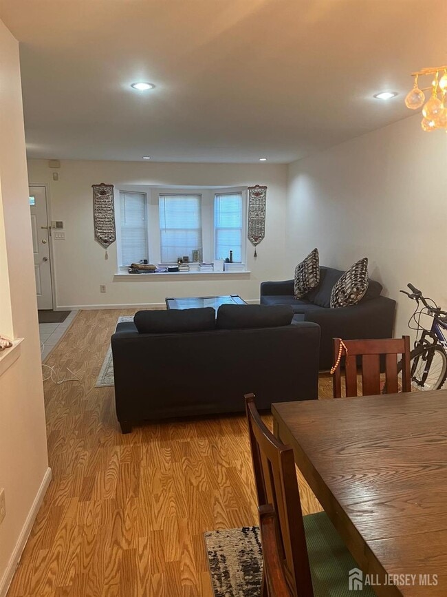 Photo - 404 Maplecrest Rd