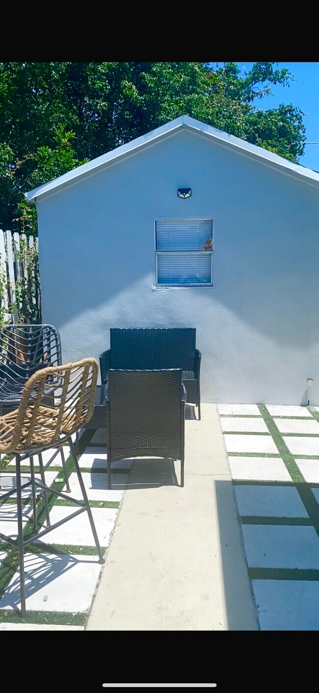 Outside view - 331 NE 26th Ct Unit 2