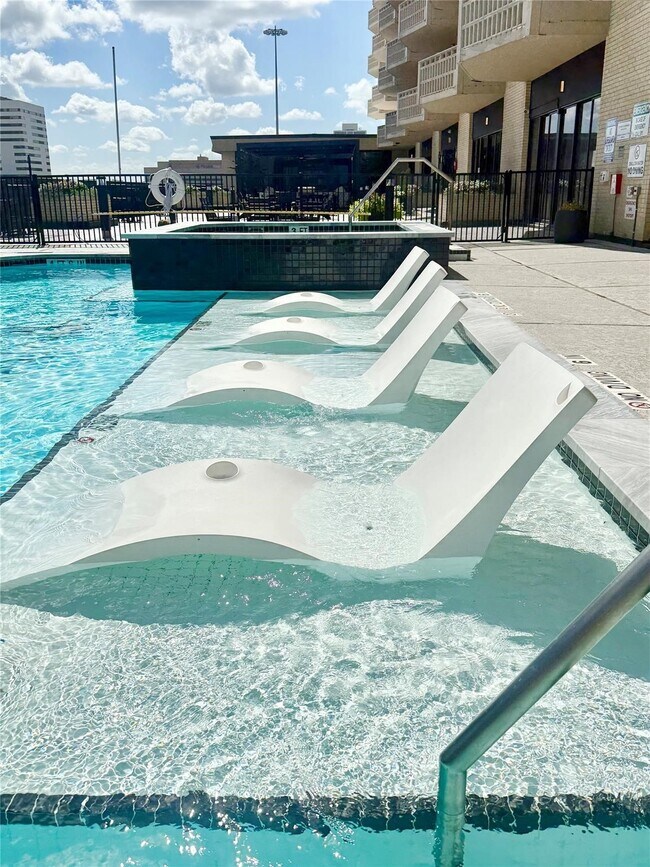 Photo - 2016 Main St Unit 1904