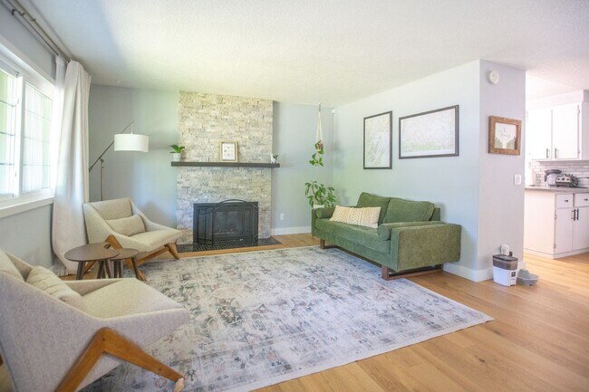 Photo - SE Portland 3 Bedroom Home with Amazing Ou...