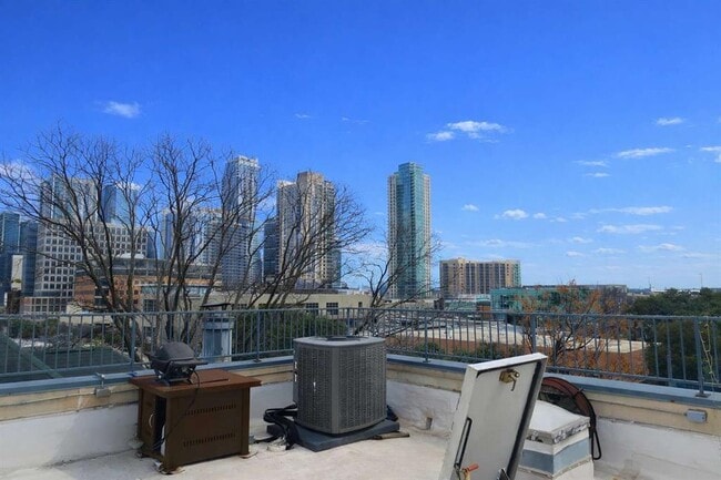 Building Photo - 1106 W 6th St Unit 213