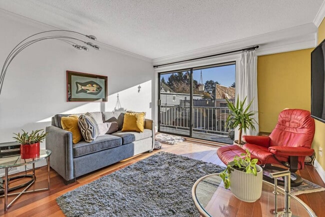 Building Photo - 2040 Cornwall Ave