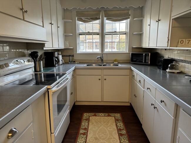 Kitchen - 67 Warren St Unit Carriage House Furnished Apartment