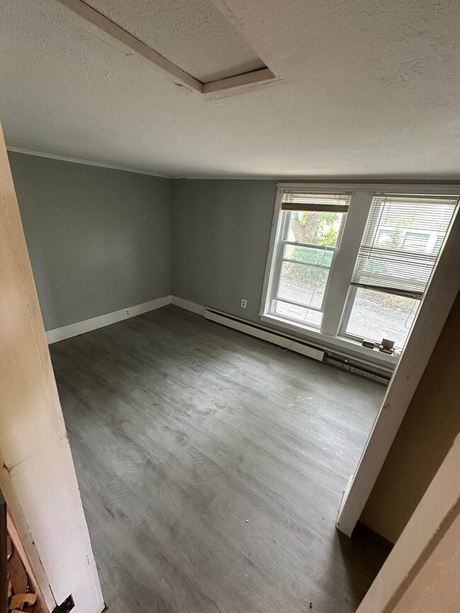 Building Photo - Newly Renovated 1 Bed, 1 Bath Unit Apt.4