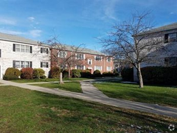 Building Photo - 182 Lake Shore Rd Rental