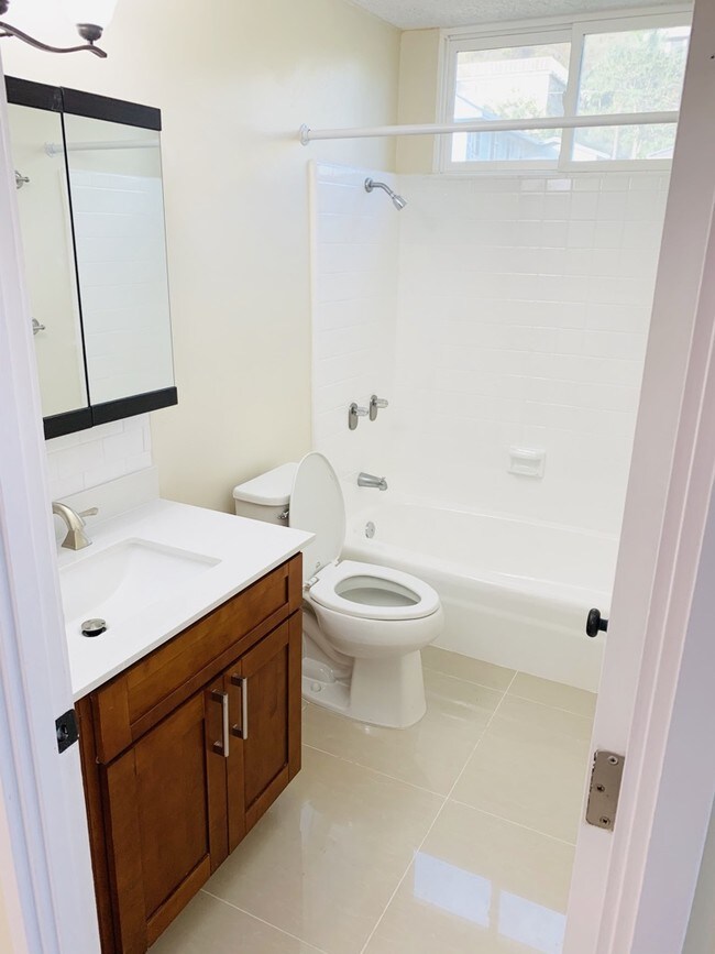 Bathroom / Tub - 1570 Frear St Unidad #2